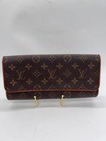 LOUIS VUITTON Clutch