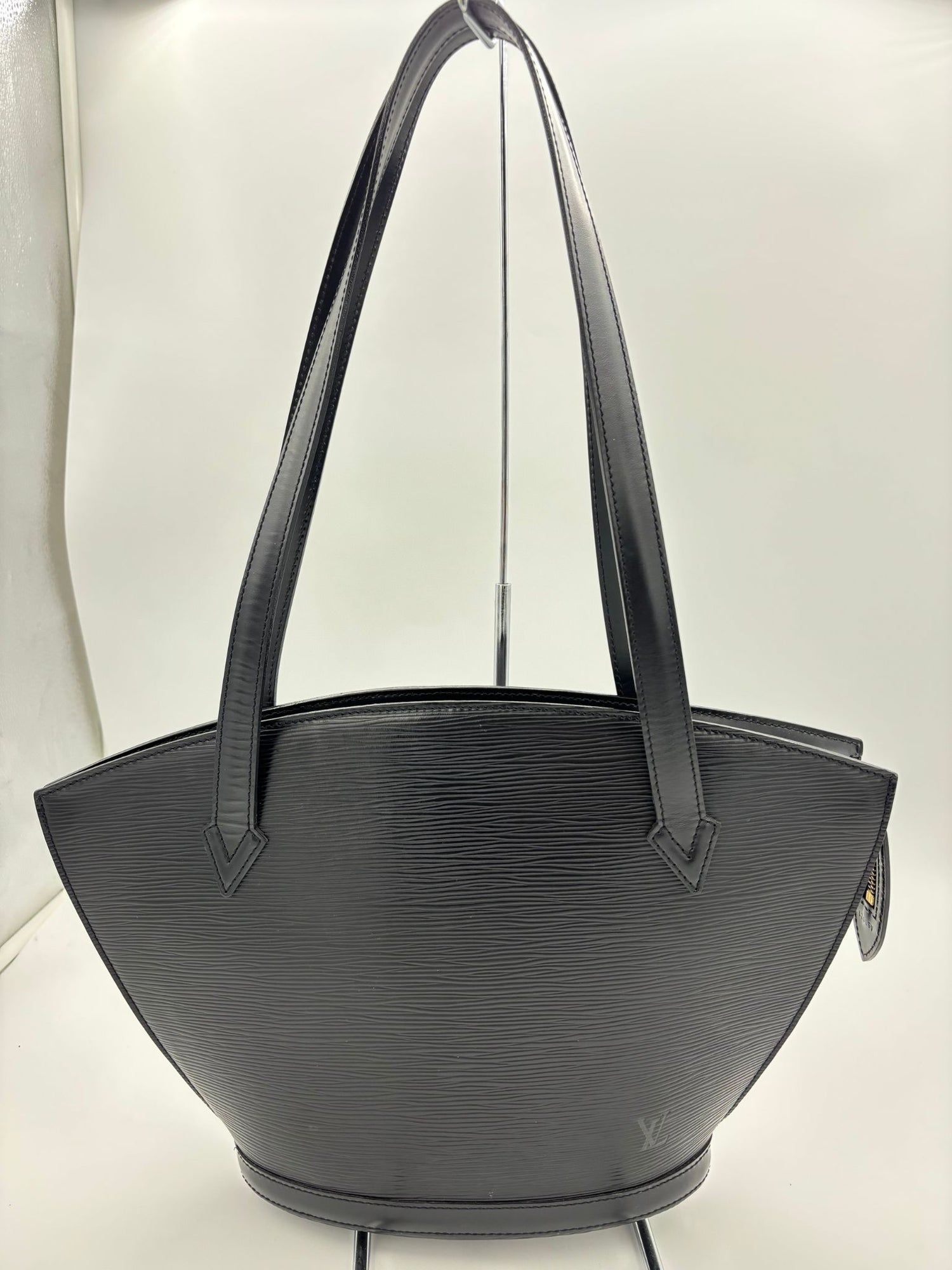 LOUIS VUITTON Like New / NWOT: Item is pristine Handbag