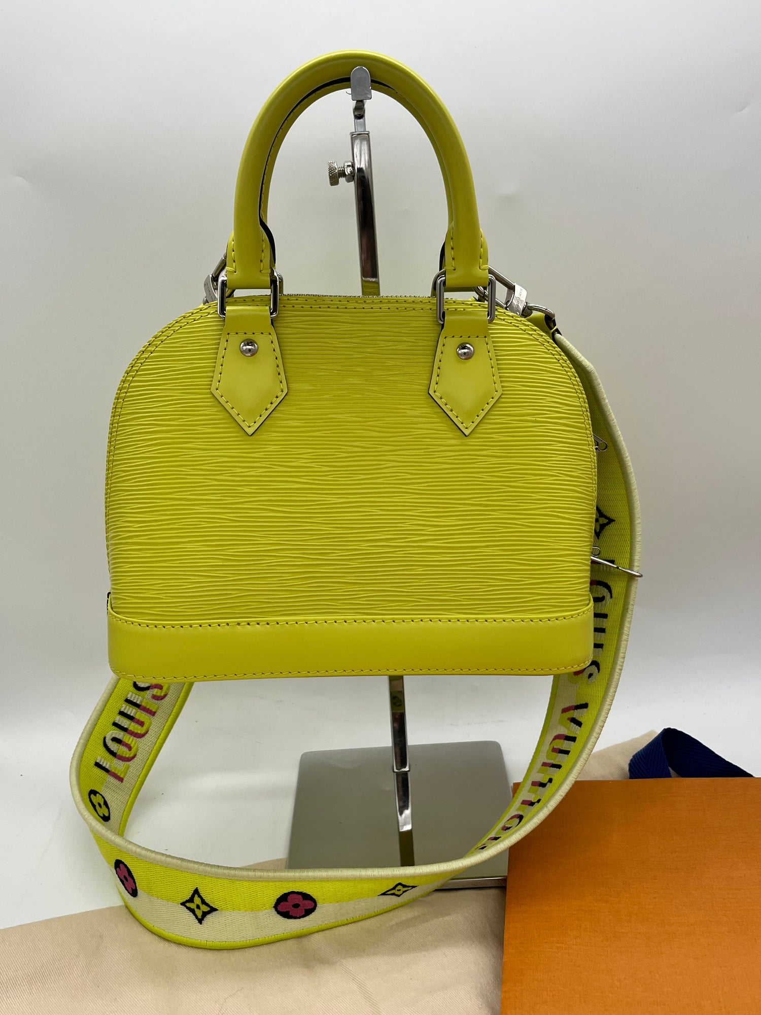 LOUIS VUITTON Handbag