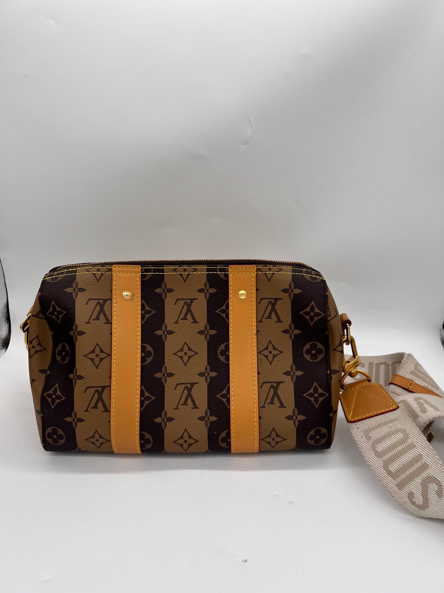 LOUIS VUITTON Excellent: This item is gently used Handbag
