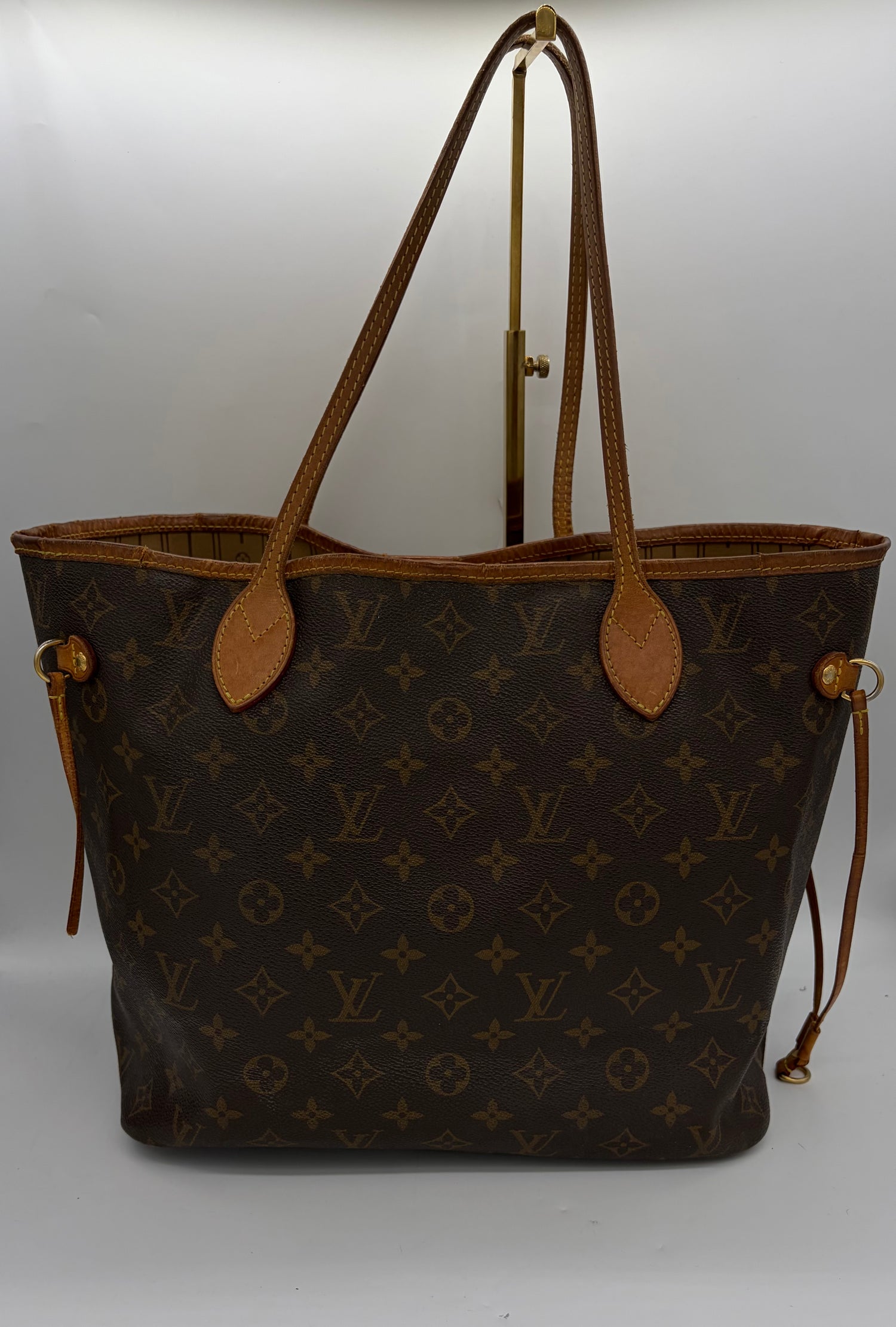 LOUIS VUITTON Fair / Well-Loved: Item shows wear Handbag