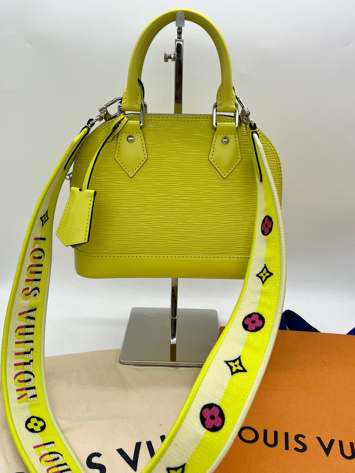 LOUIS VUITTON Handbag