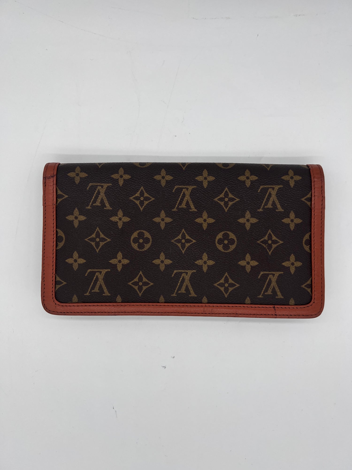 LOUIS VUITTON Clutch