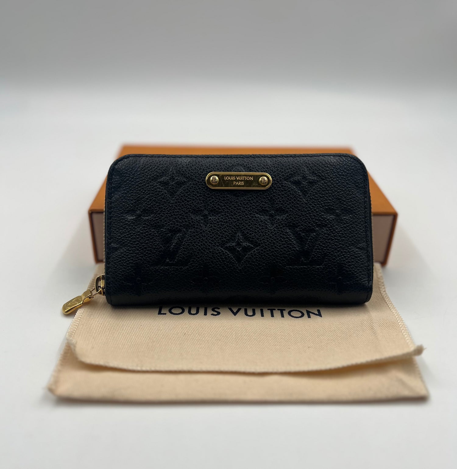 LOUIS VUITTON Like New / NWOT: Item is pristine Wallet