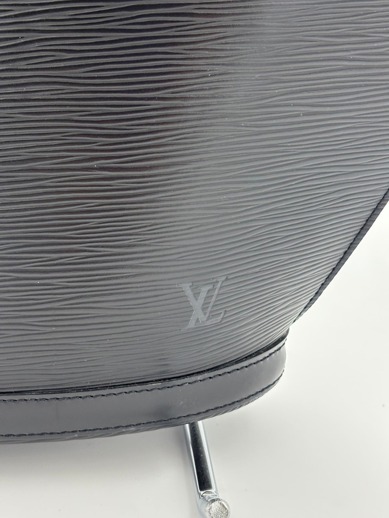 LOUIS VUITTON Like New / NWOT: Item is pristine Handbag