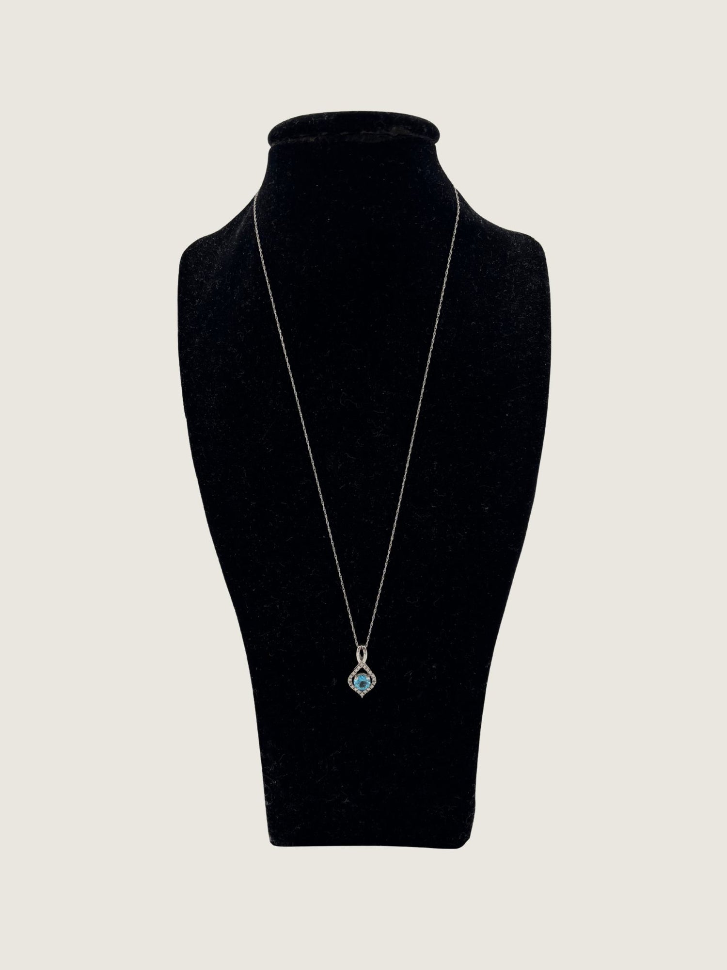 14k White Gold Excellent: This item is gently used Necklace