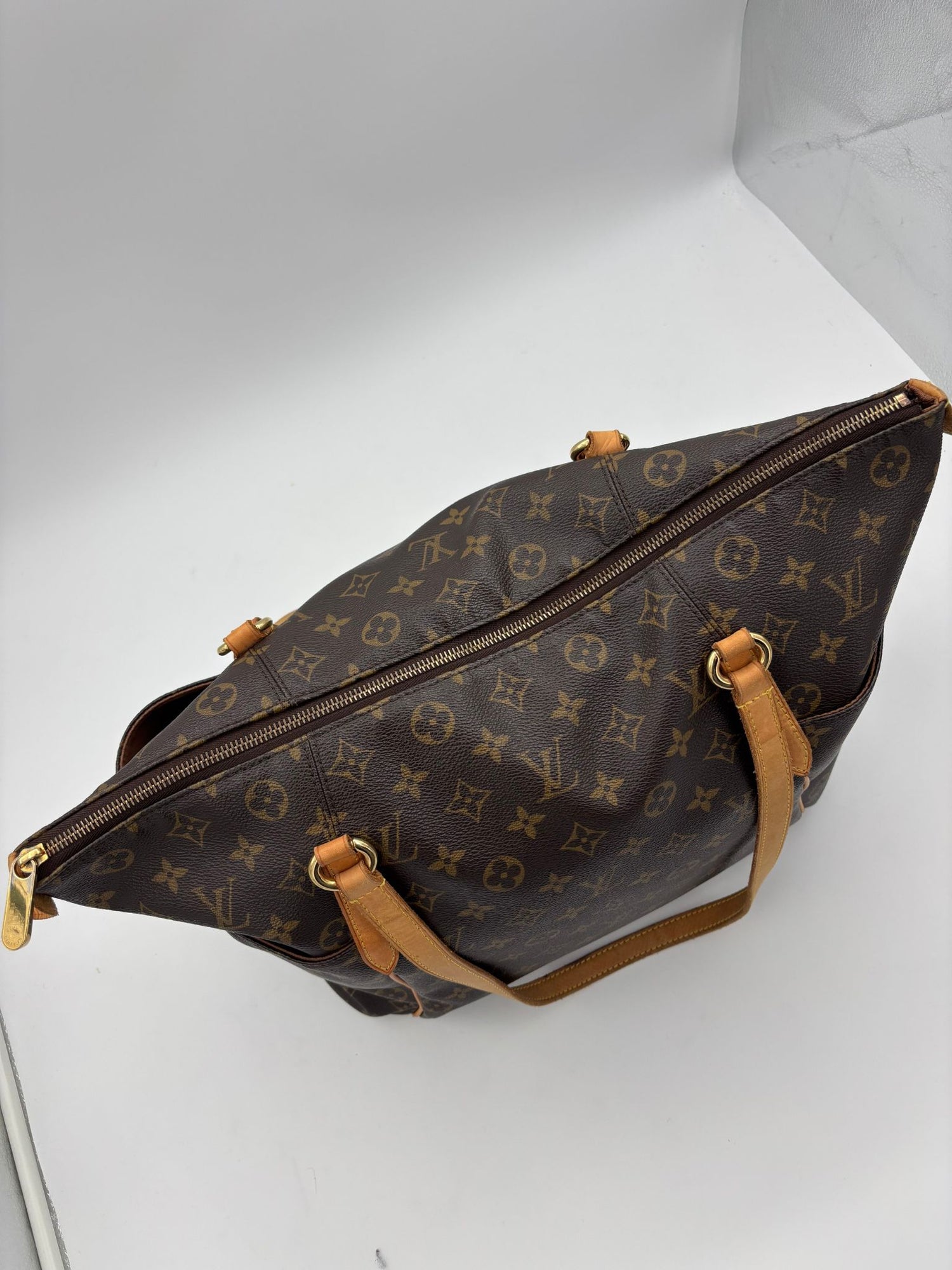 LOUIS VUITTON Fair / Well-Loved: Item shows wear Handbag