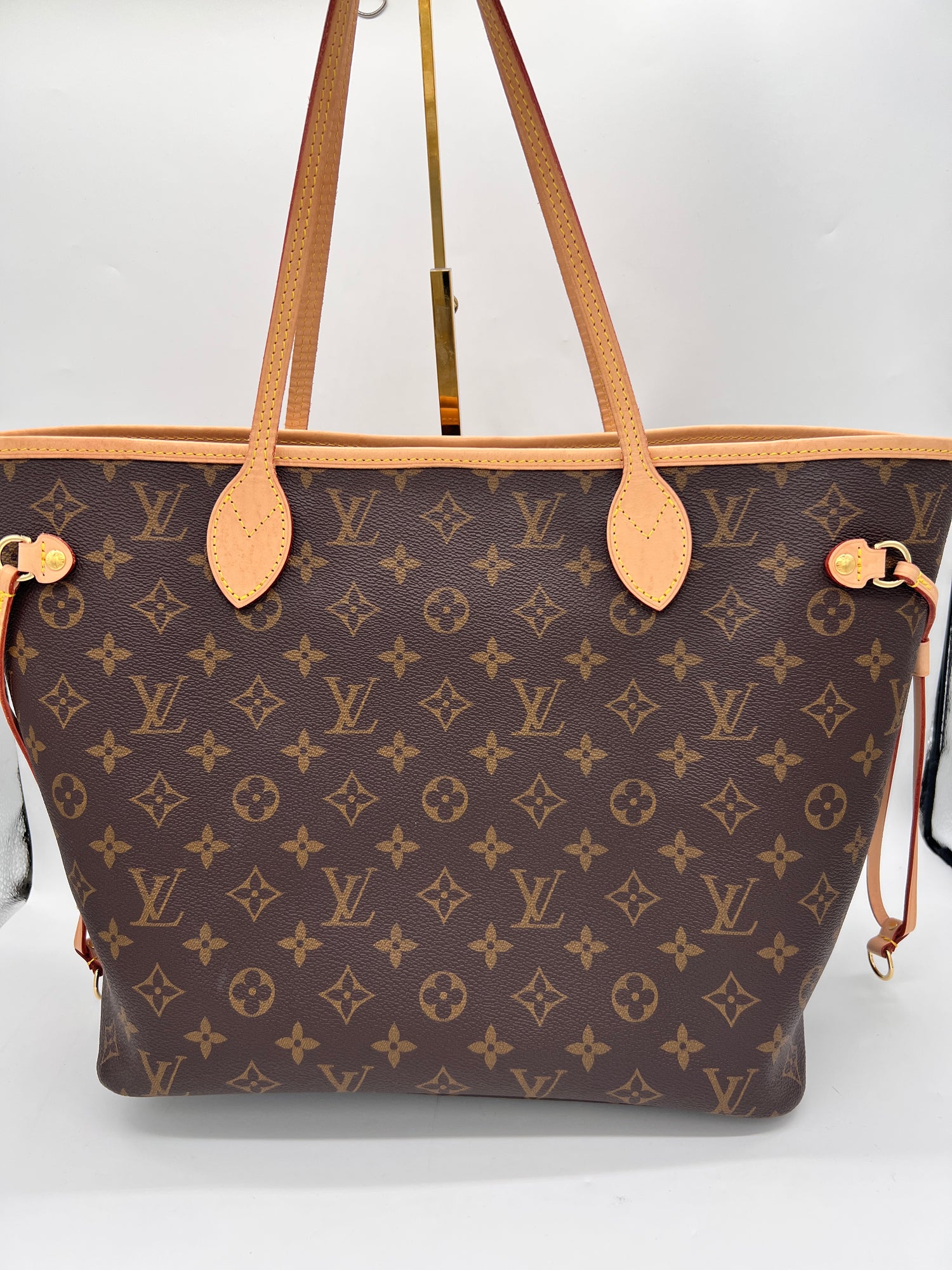 LOUIS VUITTON Excellent: This item is gently used Handbag