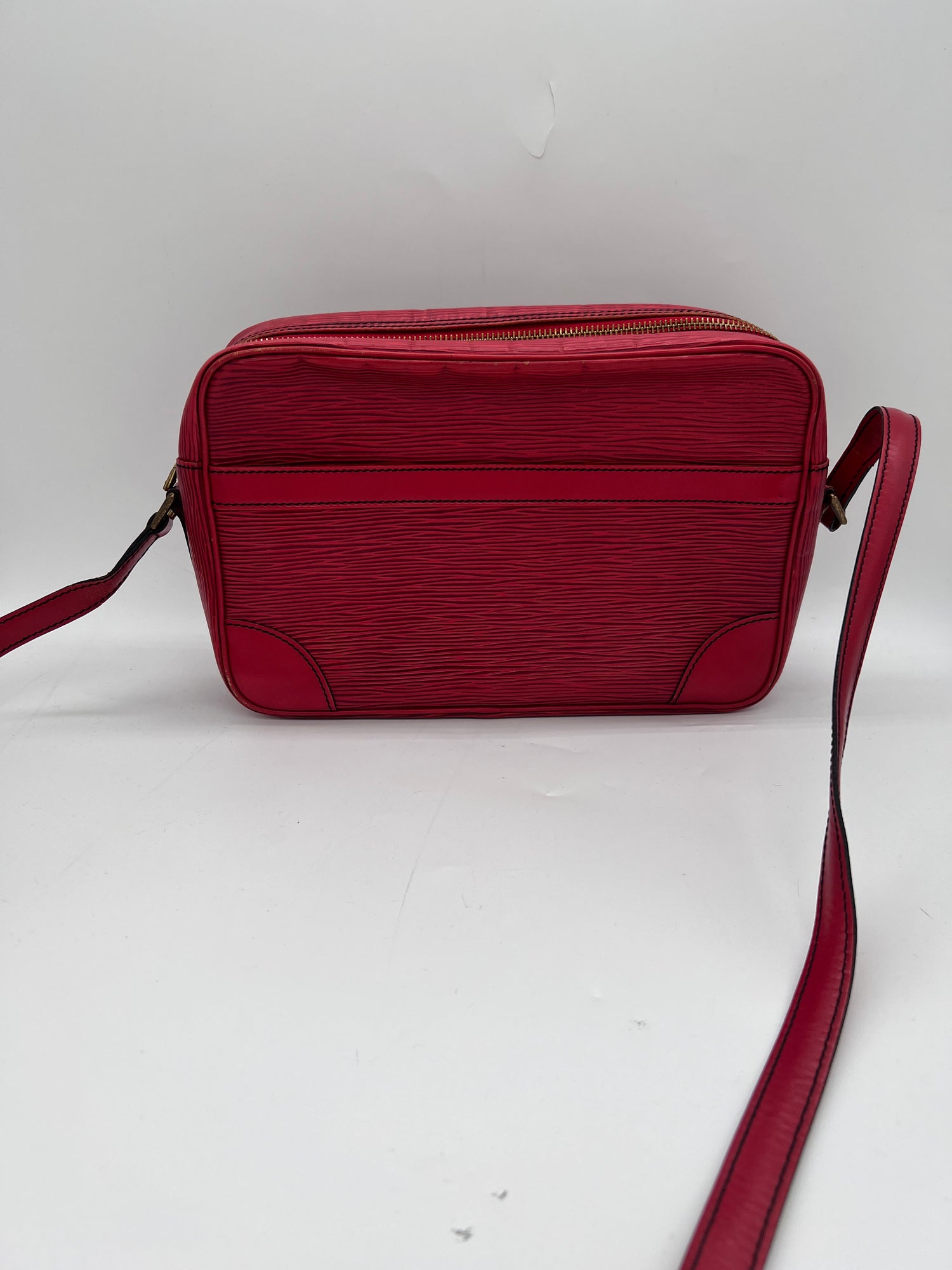 LOUIS VUITTON Fair / Well-Loved: Item shows wear Handbag