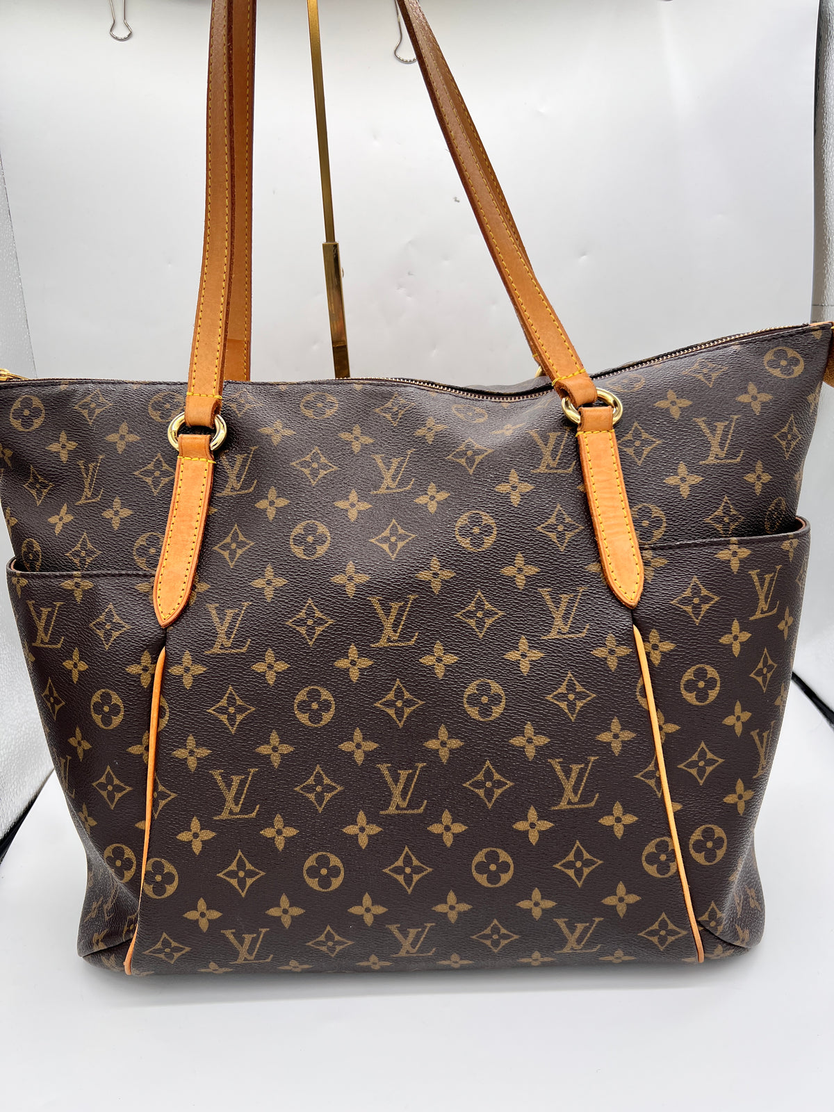 LOUIS VUITTON Handbag