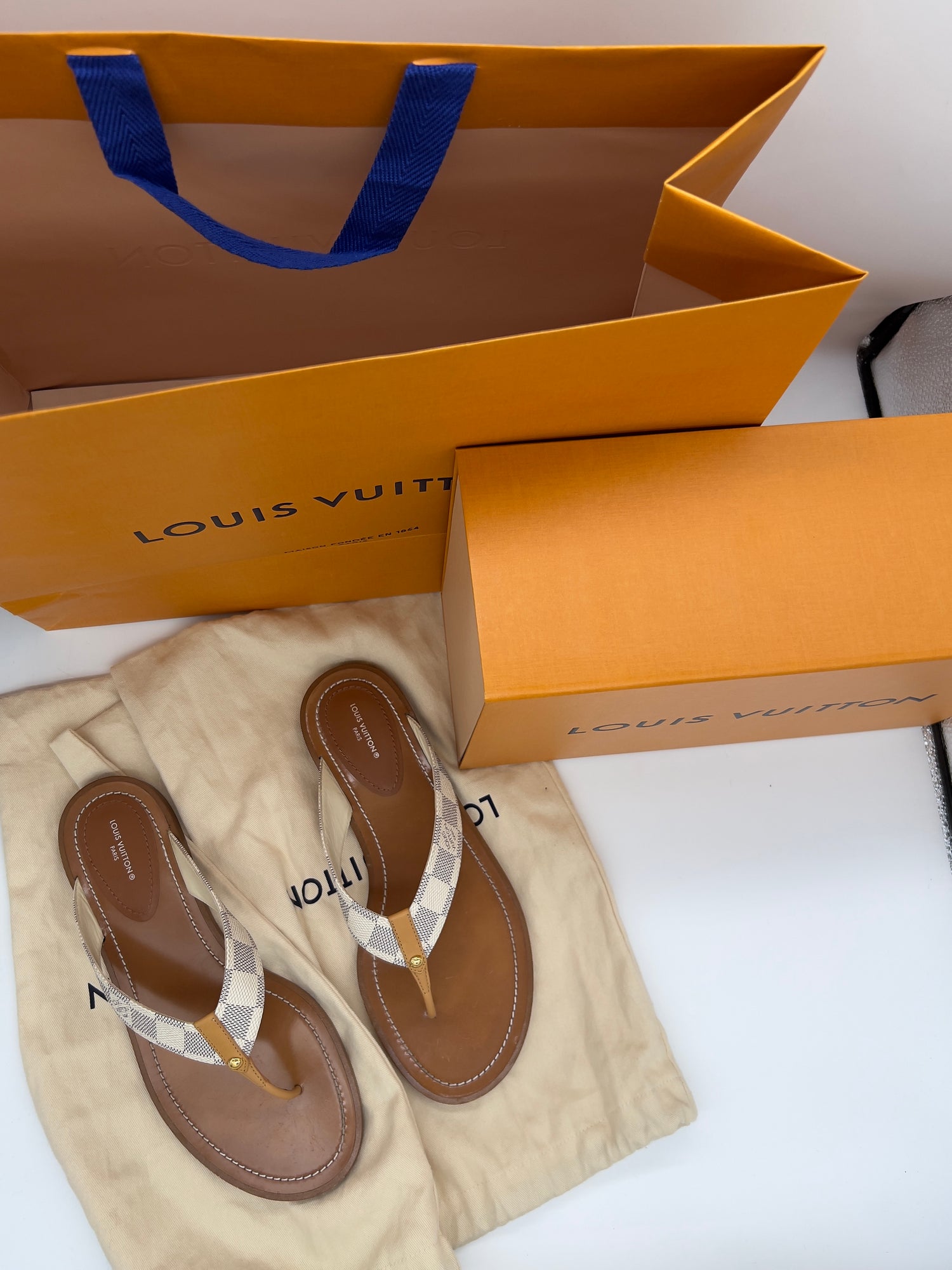 Size 40 LOUIS VUITTON Good: Item has clear signs of wear Wom Sandals
