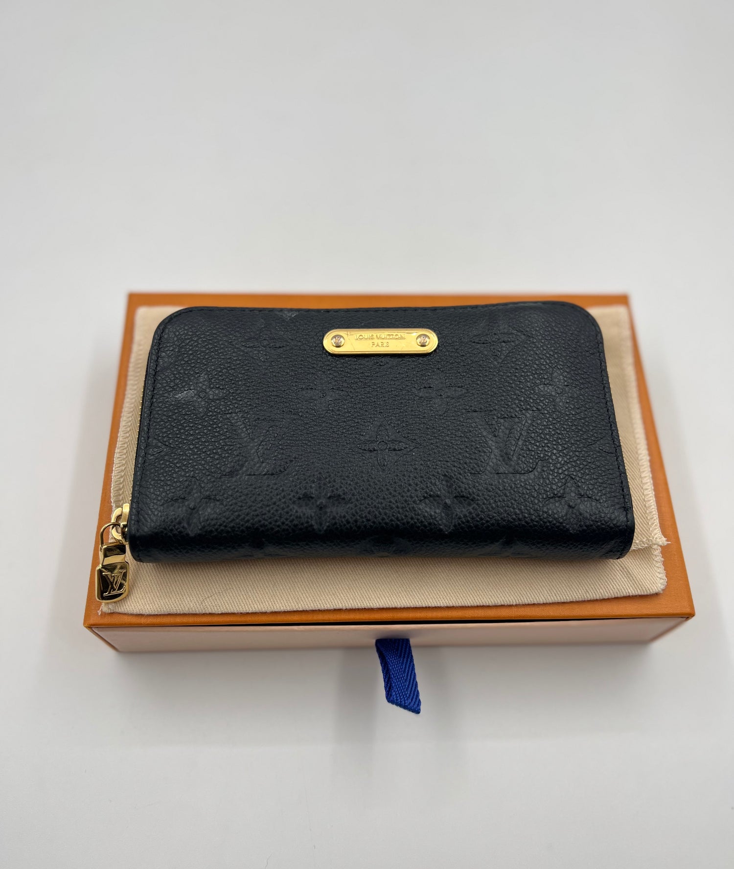 LOUIS VUITTON Like New / NWOT: Item is pristine Wallet