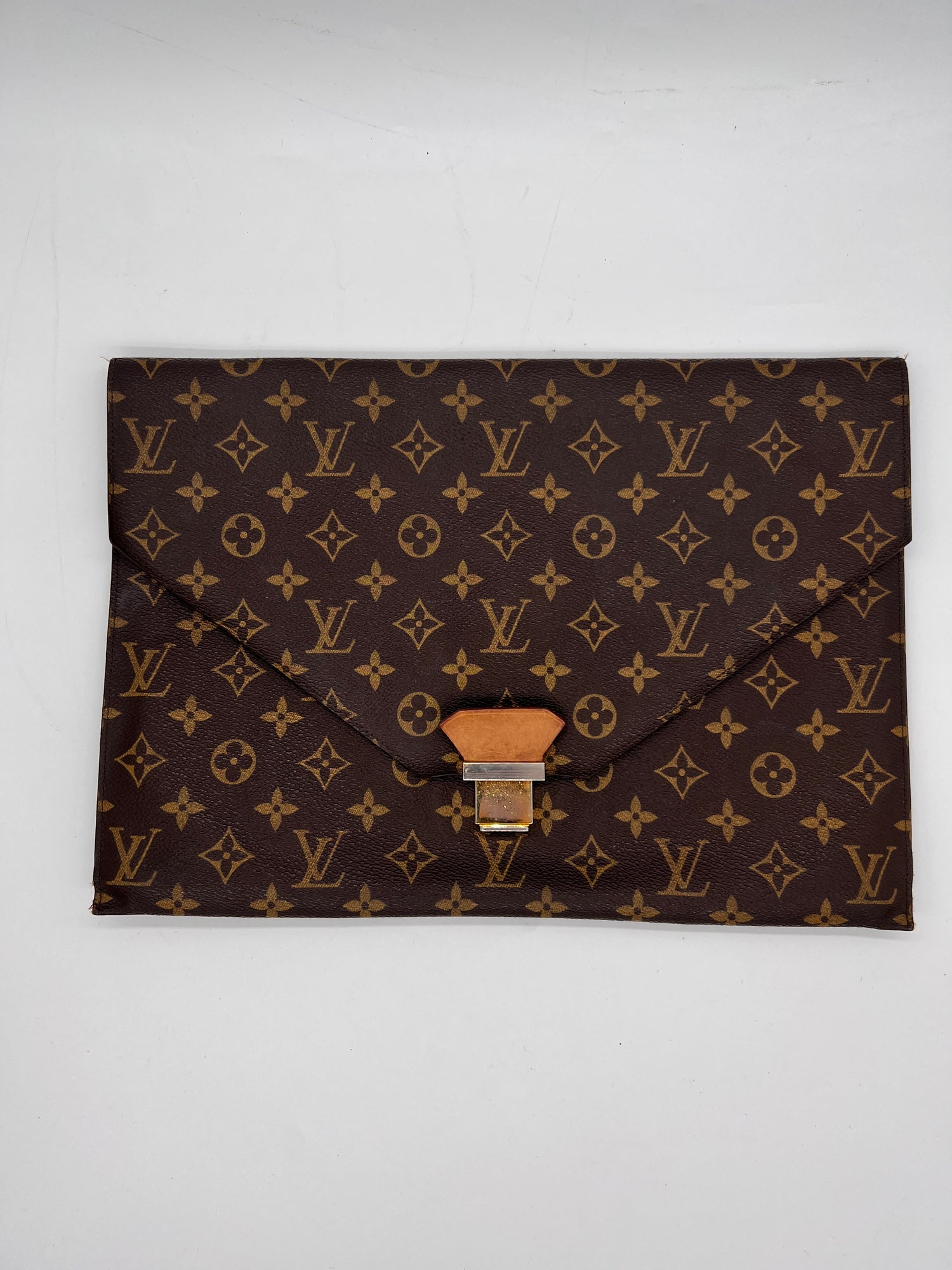 LOUIS VUITTON Clutch