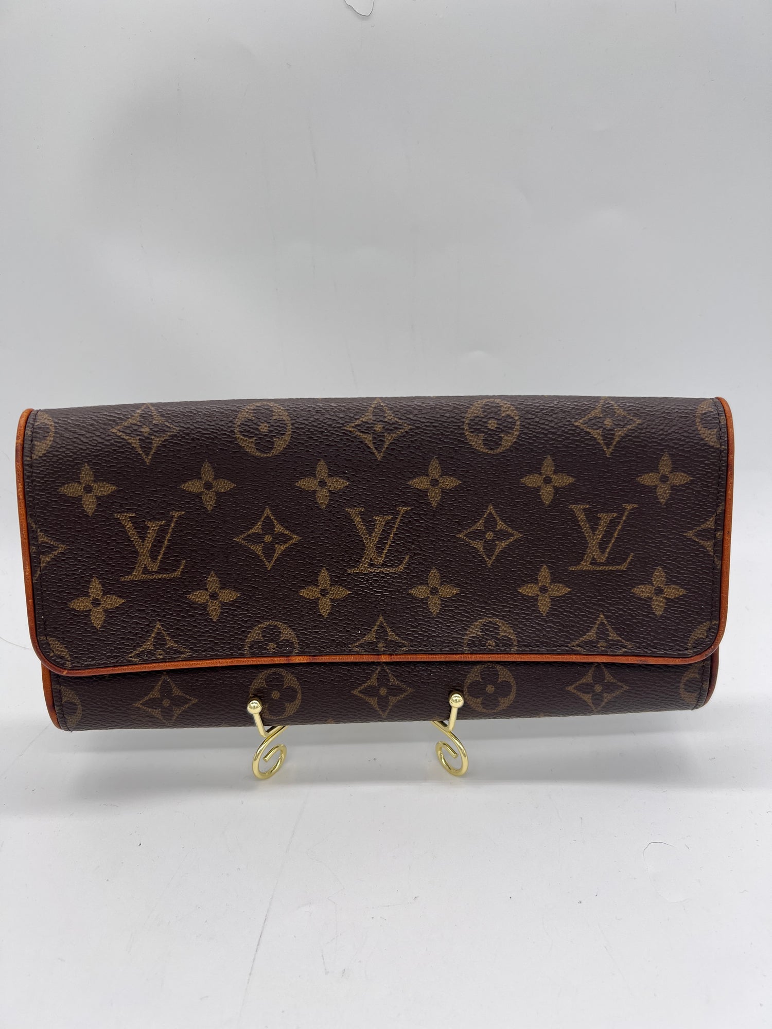 LOUIS VUITTON Clutch