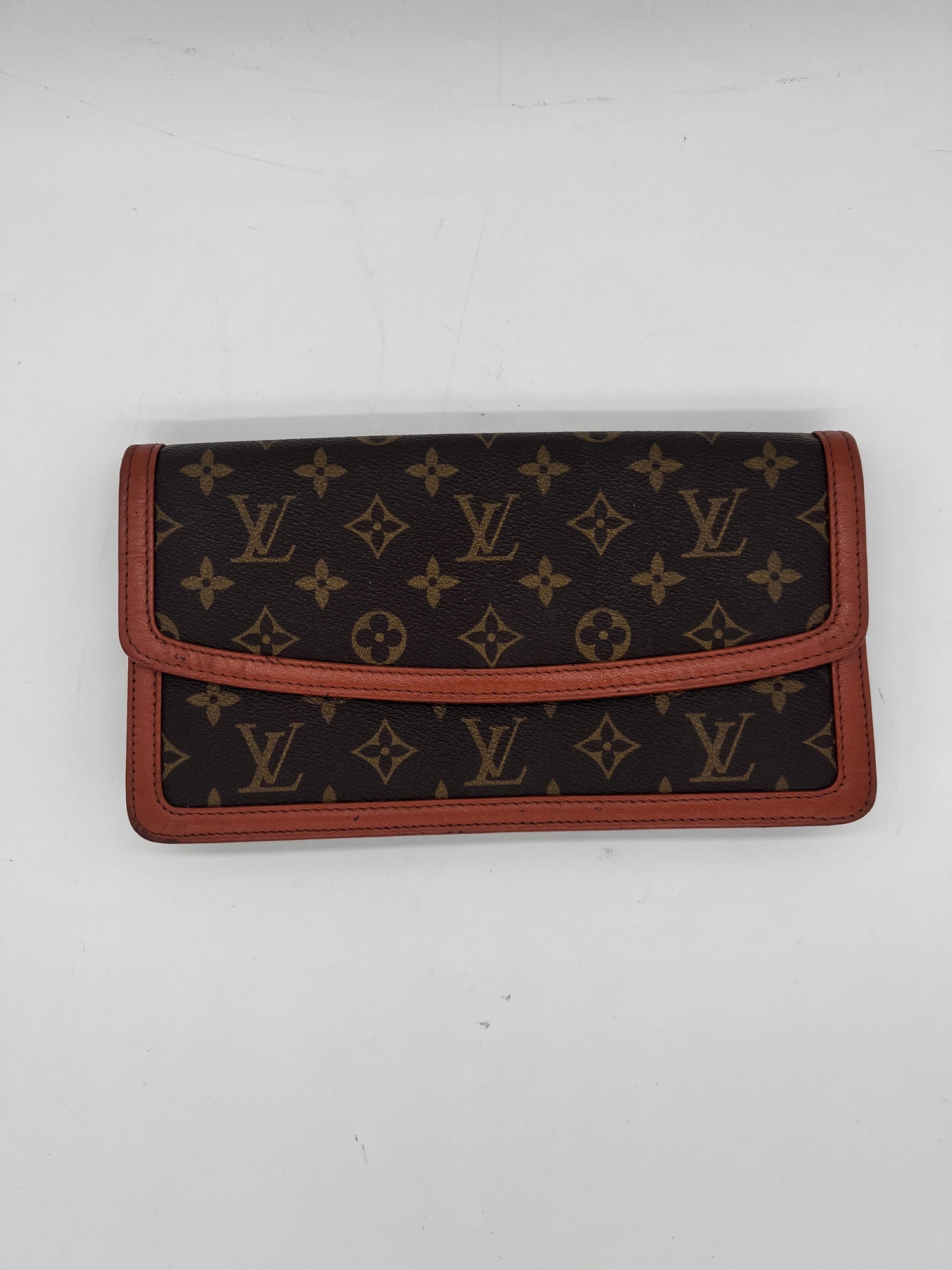 LOUIS VUITTON Clutch