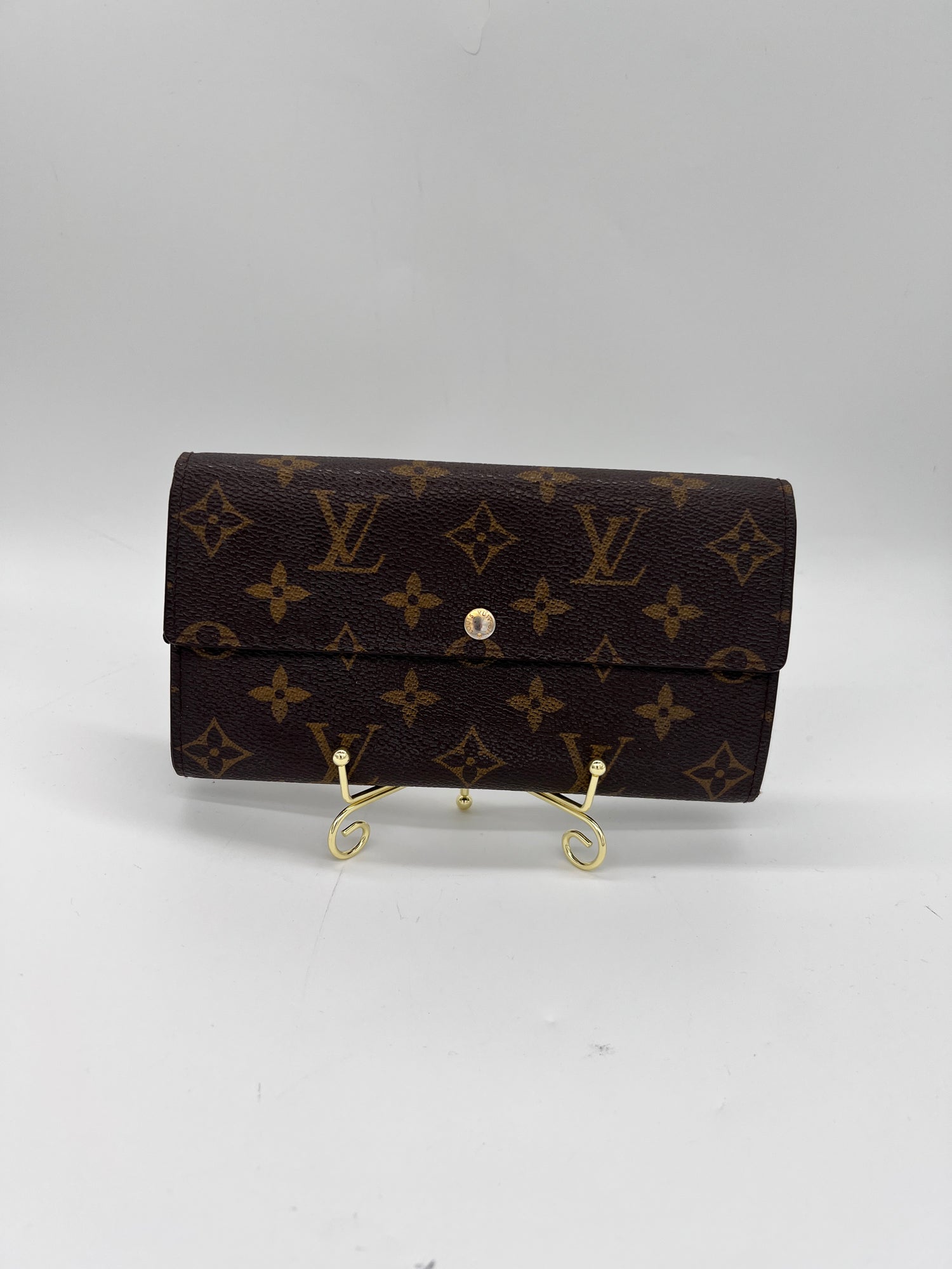 LOUIS VUITTON Excellent: This item is gently used Wallet