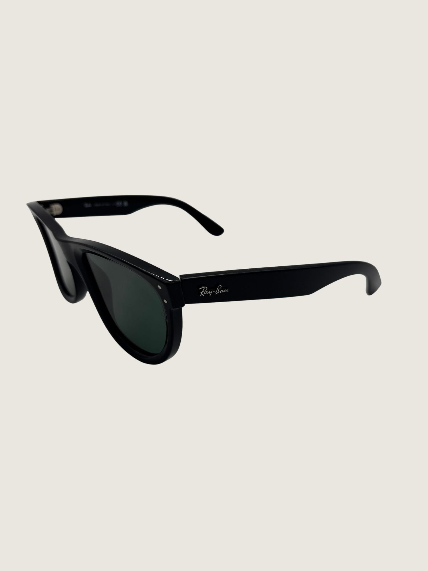 RAY BAN Excellent: This item is gently used Sunglasses