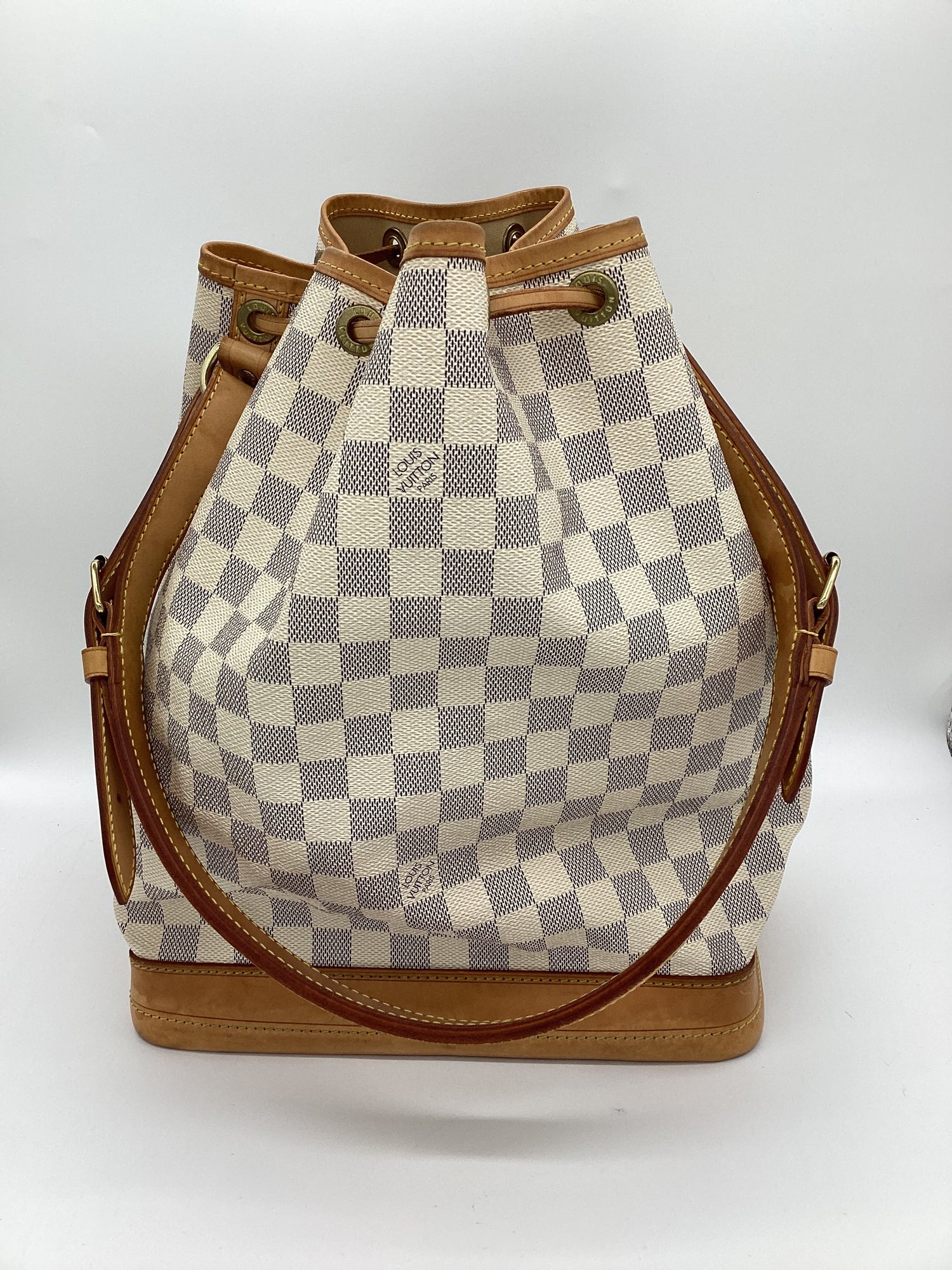 LOUIS VUITTON Excellent: This item is gently used Handbag