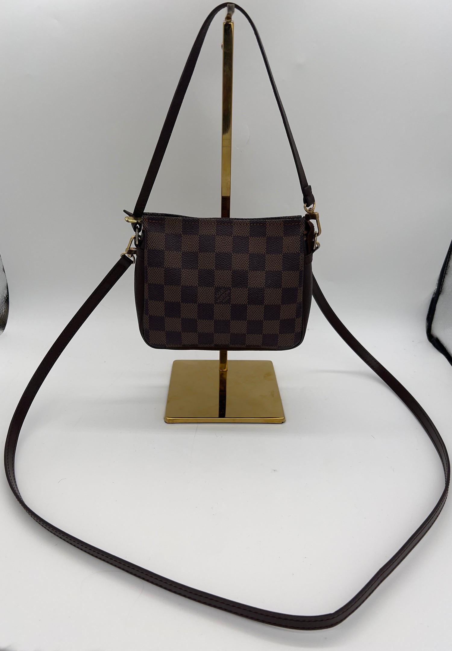 LOUIS VUITTON Excellent: This item is gently used Handbag
