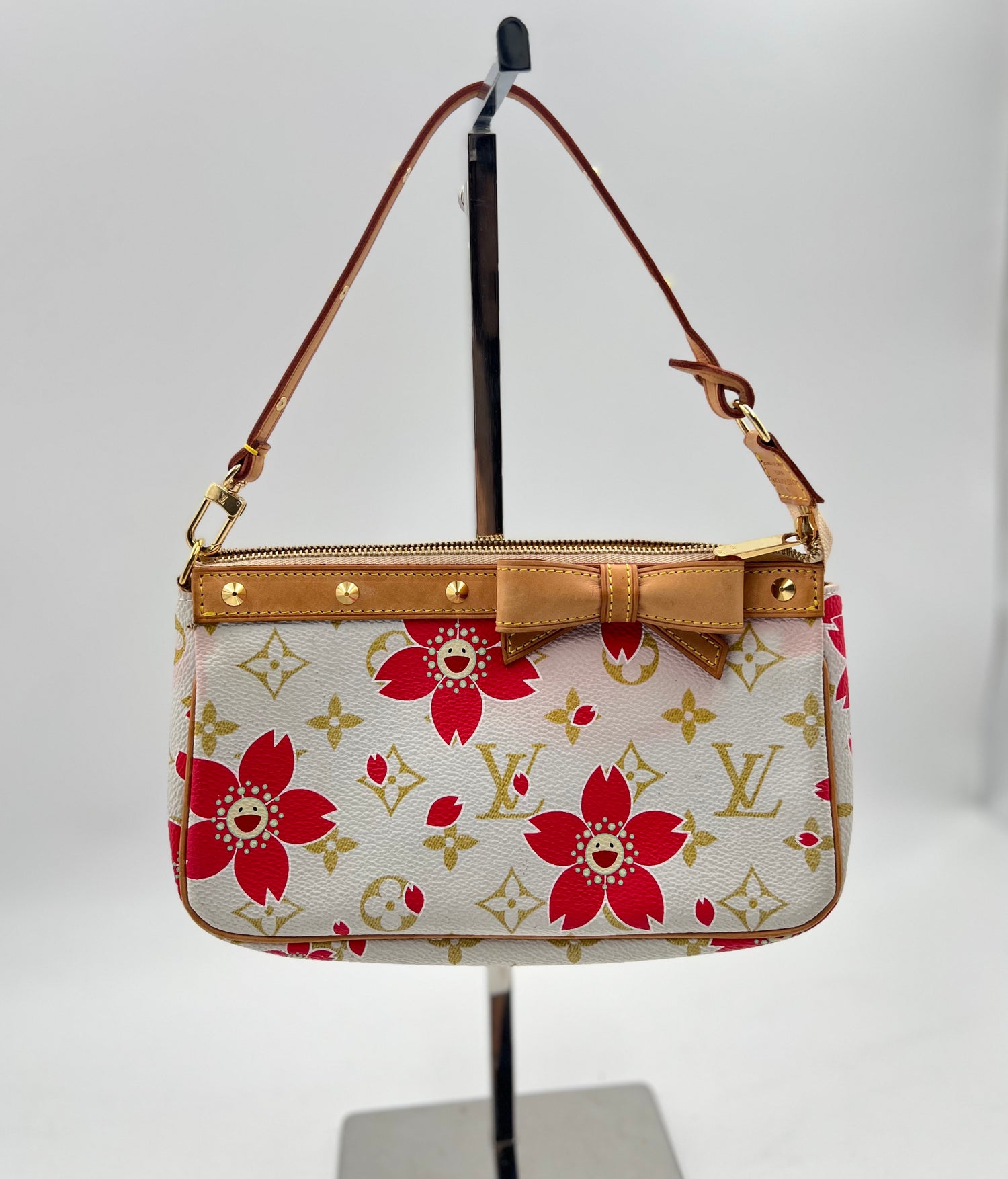 LOUIS VUITTON Good: This item has obvious signs o Handbag
