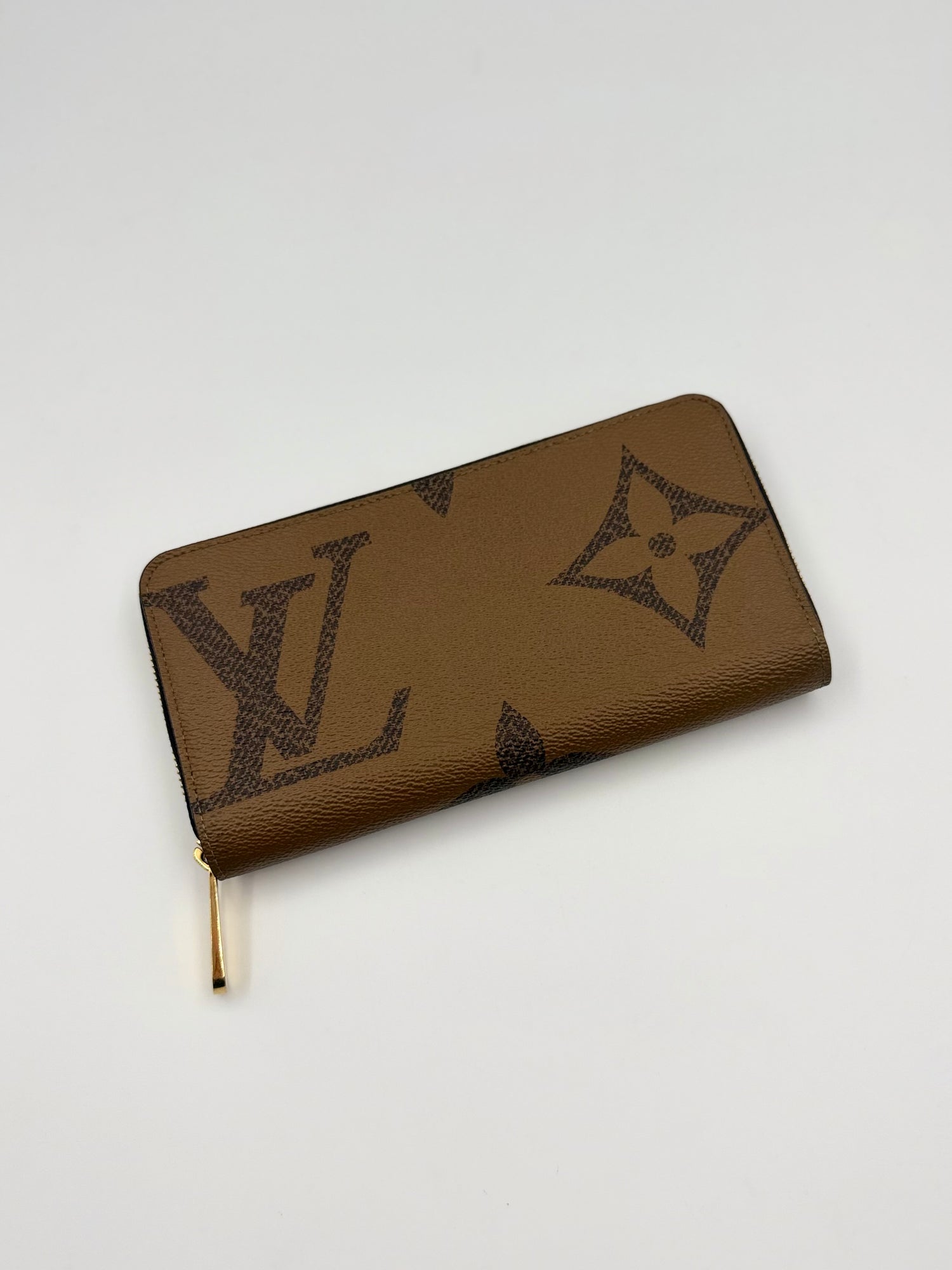 LOUIS VUITTON Giant Reverse Monogram Zippy ( Good )