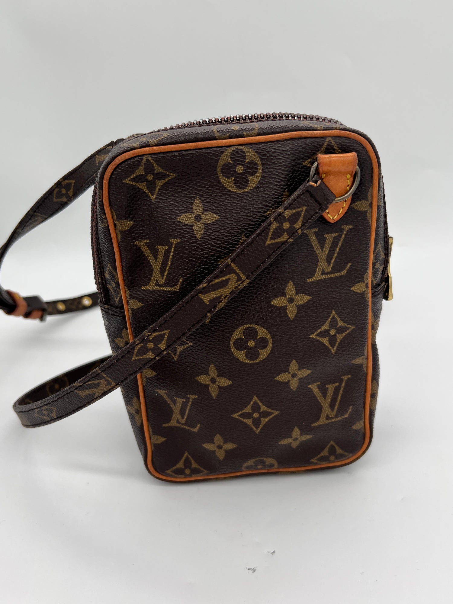 LOUIS VUITTON Excellent: This item is gently used Handbag