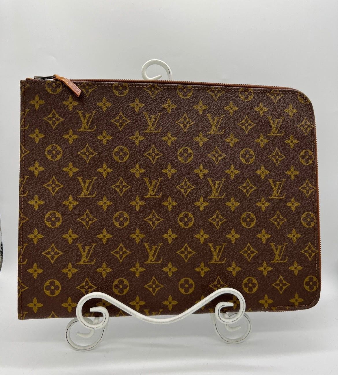 LOUIS VUITTON Excellent: This item is gently used Handbag