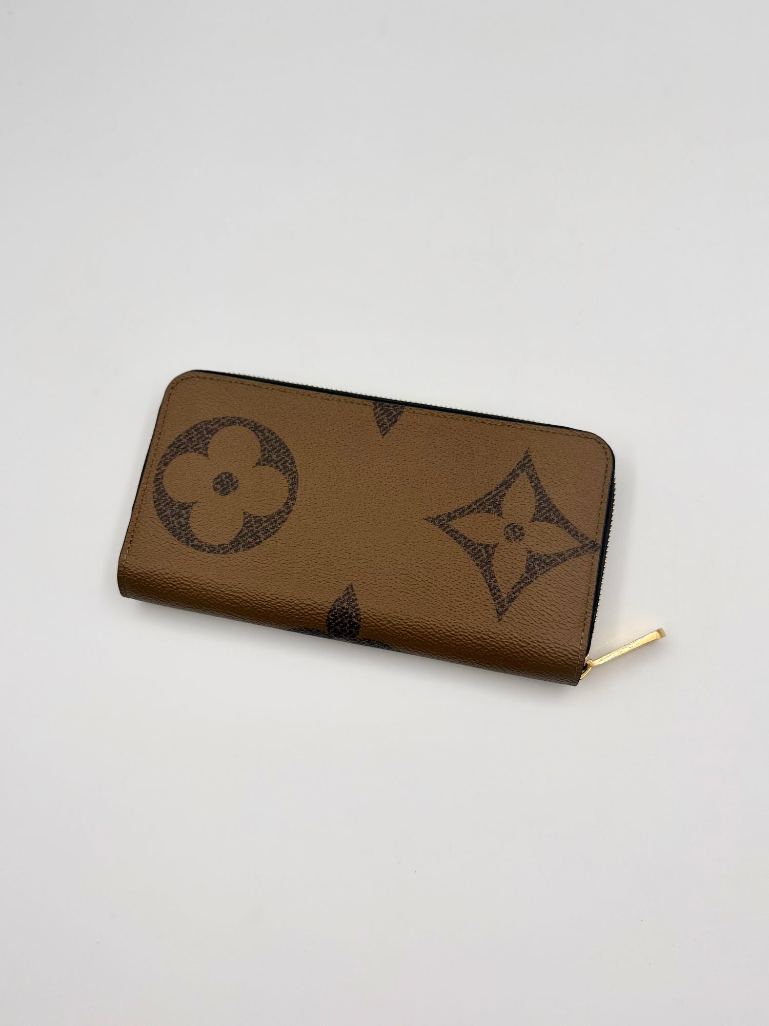 LOUIS VUITTON Giant Reverse Monogram Zippy ( Good )