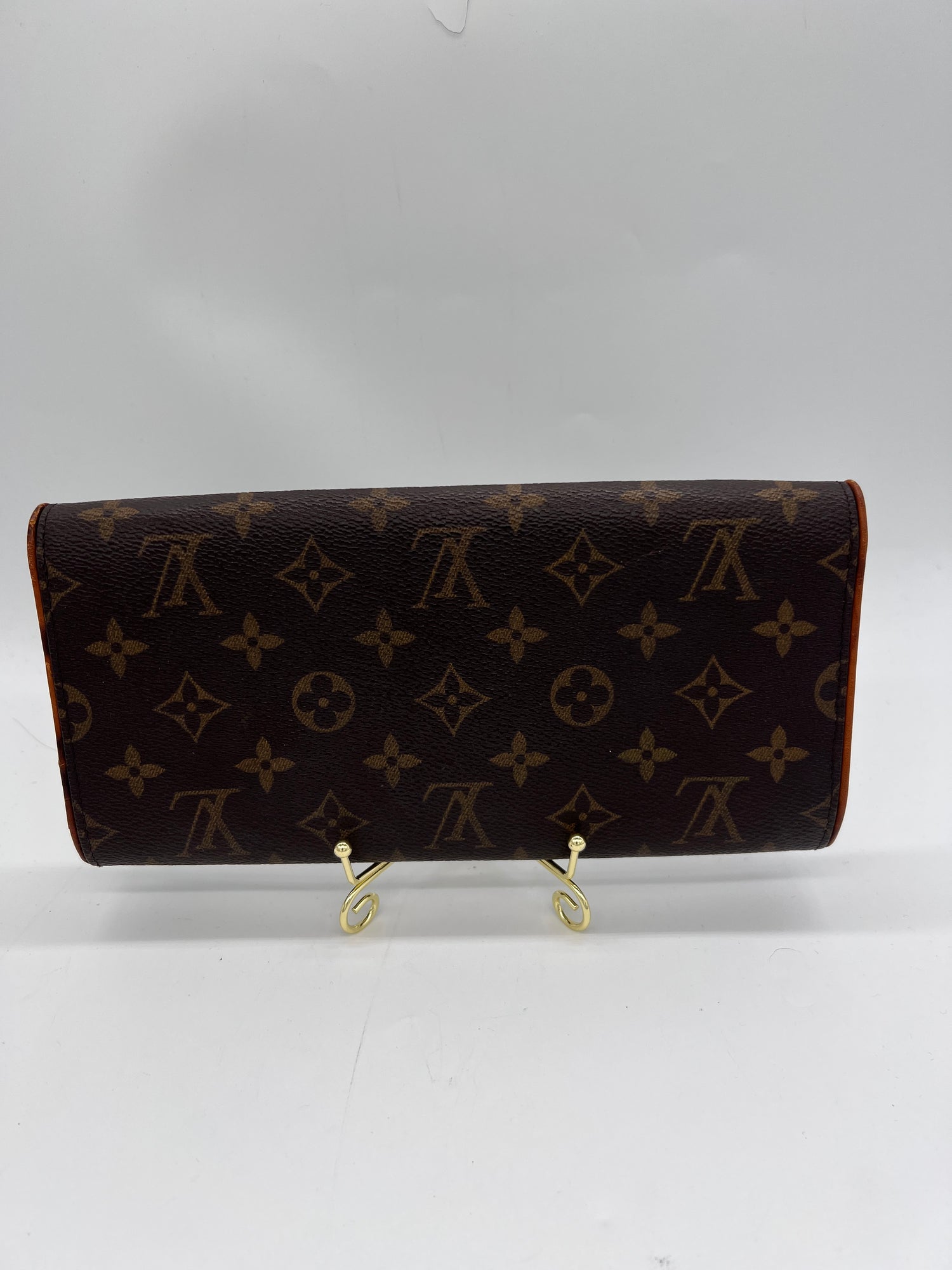 LOUIS VUITTON Clutch