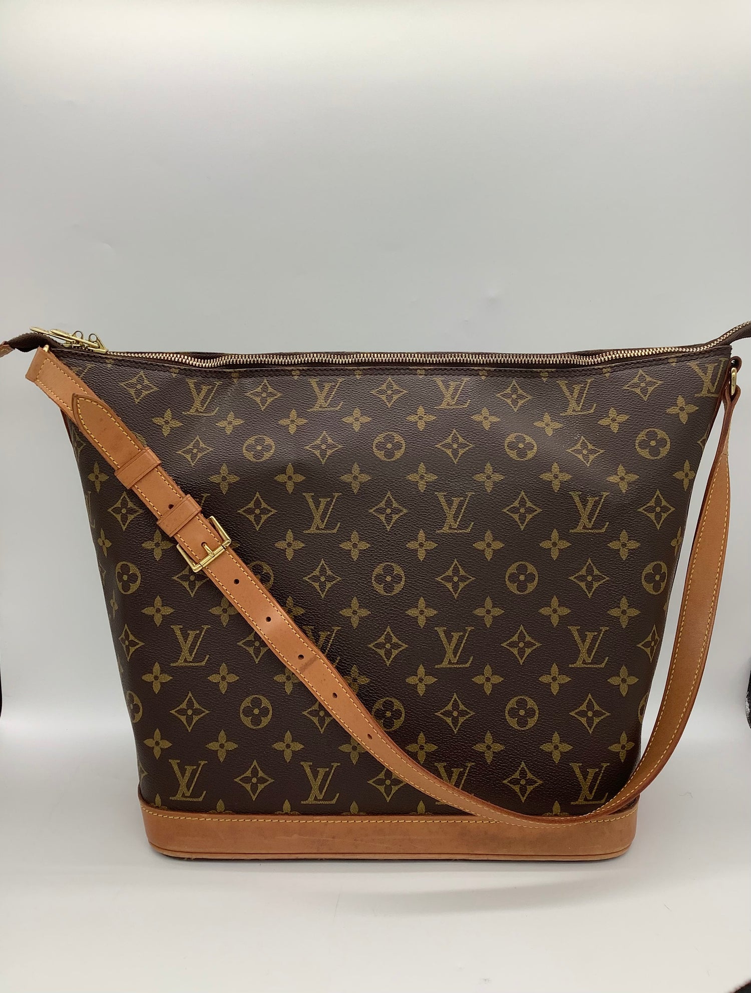 LOUIS VUITTON Excellent: This item is gently used Handbag